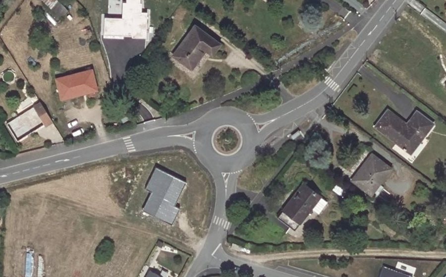 Vue aérienne du Rond-point anonyme n°38105973