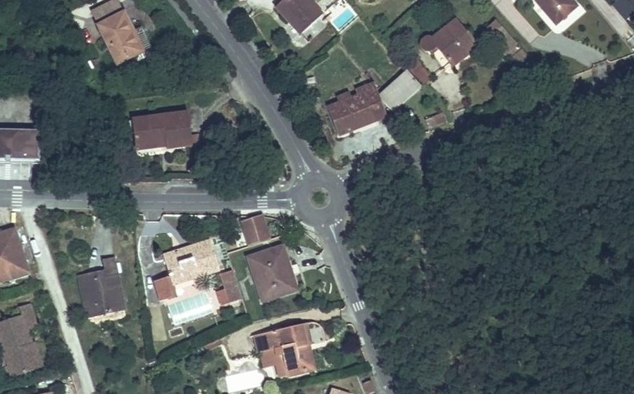 Vue aérienne du Rond-point anonyme n°381062512