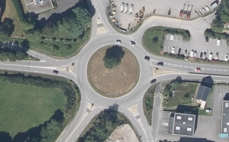 Vue aérienne du Rond-point anonyme n°38106278