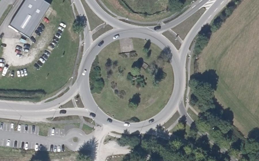 Vue aérienne du Rond-point anonyme n°38106814
