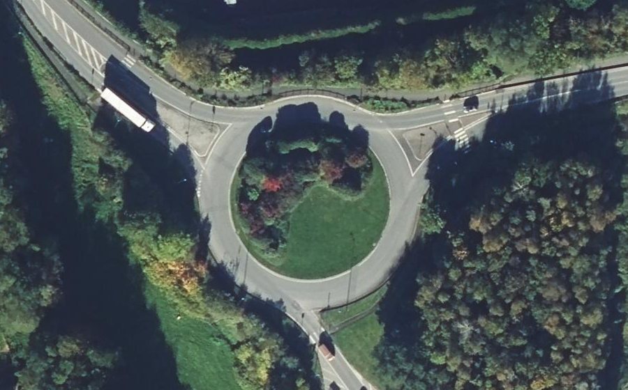 Vue aérienne du Rond-point anonyme n°381103707