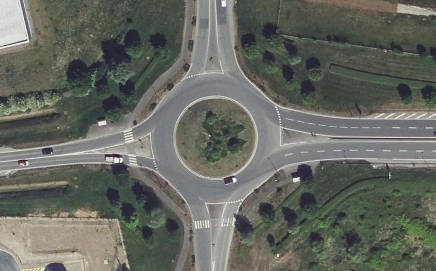 Vue aérienne du Rond-point anonyme n°381103822