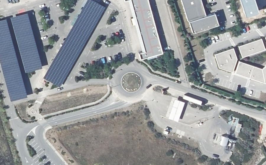 Vue aérienne du Rond-point anonyme n°38116447