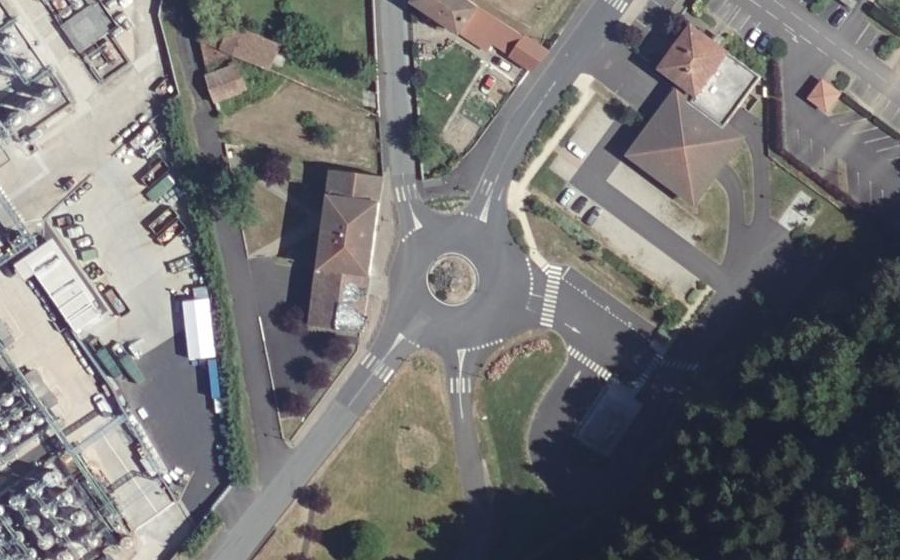 Vue aérienne du Rond-point anonyme n°38120981