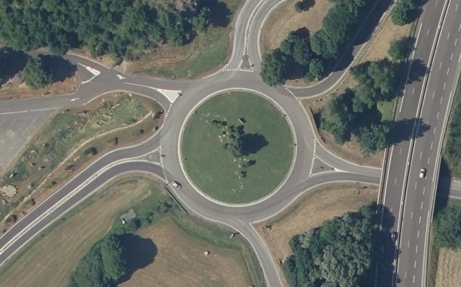 Vue aérienne du Rond-point anonyme n°38131843