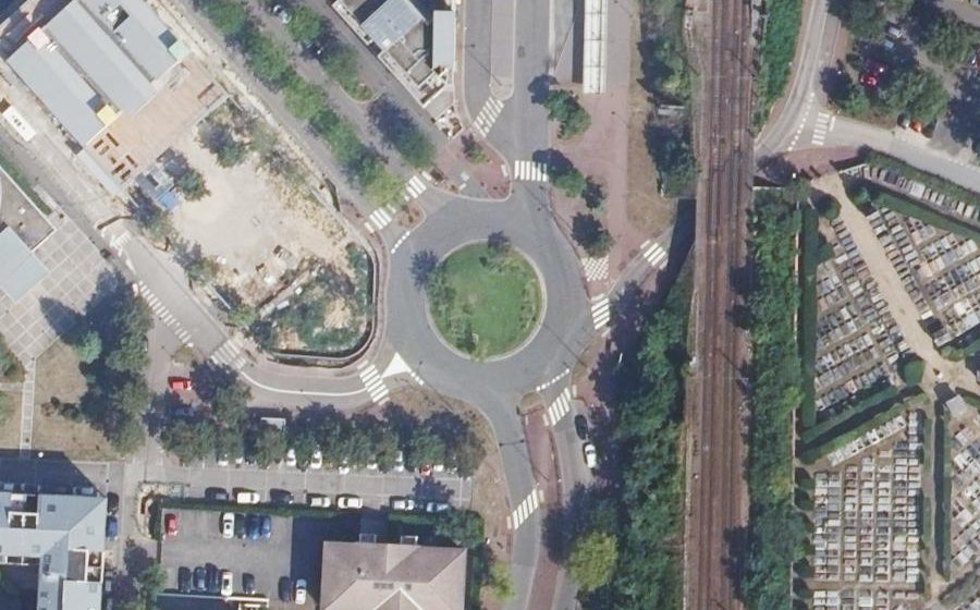 Vue aérienne du Rond-point anonyme n°38134828