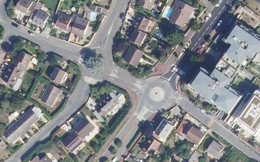Vue aérienne du Rond-point anonyme n°38134914