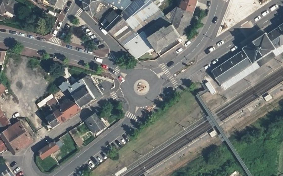 Vue aérienne du Rond-point anonyme n°38134932