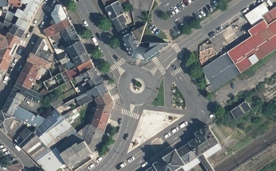 Vue aérienne du Rond-point anonyme n°38134933