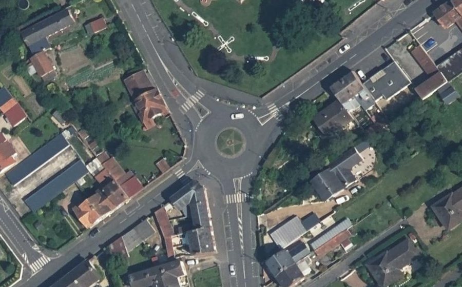 Vue aérienne du Rond-point anonyme n°38135110