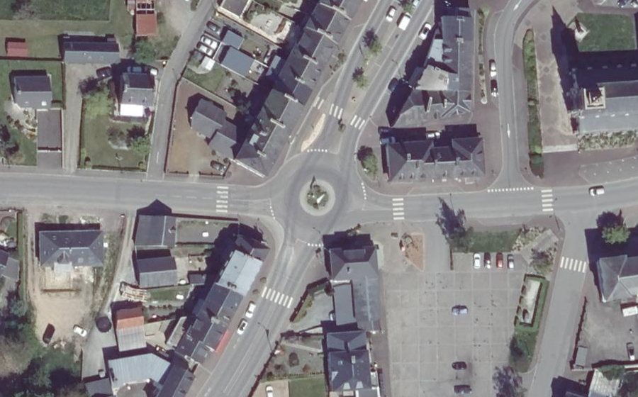 Vue aérienne du Rond-point anonyme n°38140785