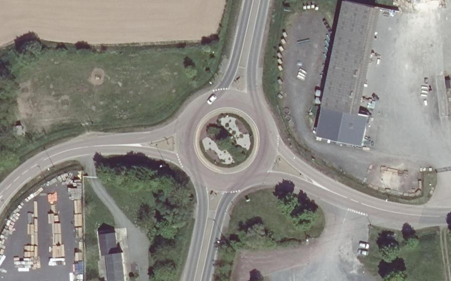 Vue aérienne du Rond-point anonyme n°38140792