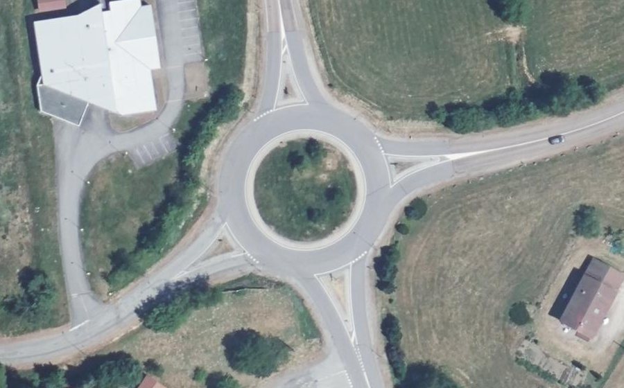 Vue aérienne du Rond-point anonyme n°38141934