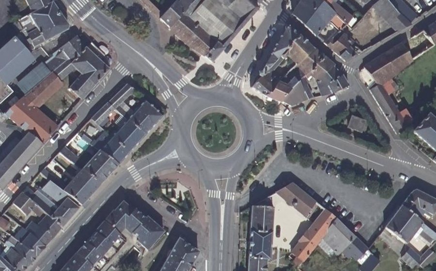 Vue aérienne du Rond-point anonyme n°38141984
