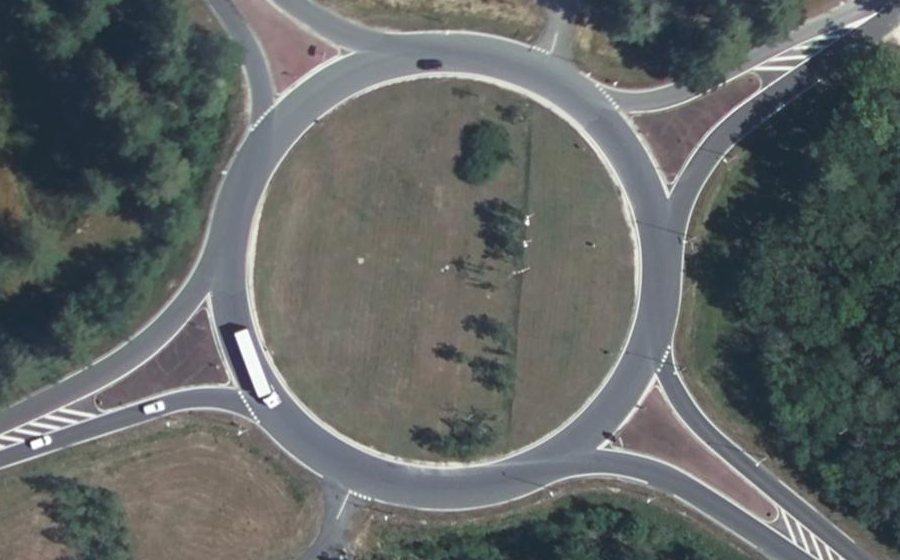 Vue aérienne du Rond-point anonyme n°38142655