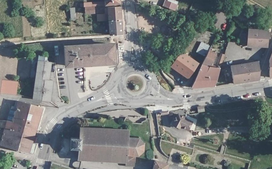 Vue aérienne du Rond-point anonyme n°38142776