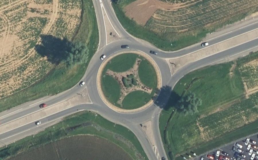 Vue aérienne du Rond-point anonyme n°38147164