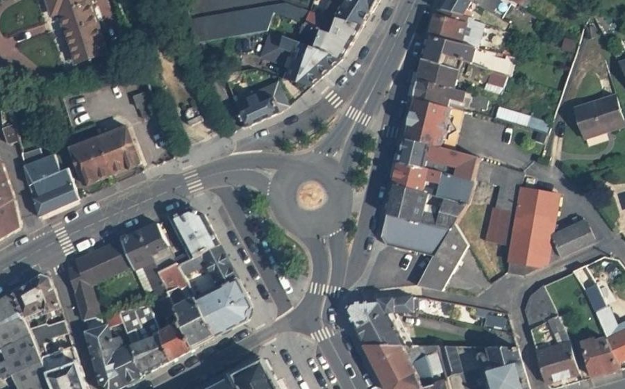 Vue aérienne du Rond-point anonyme n°38147328