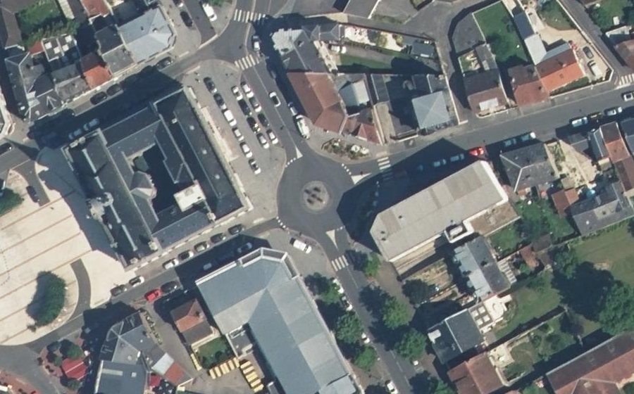 Vue aérienne du Rond-point anonyme n°38147808