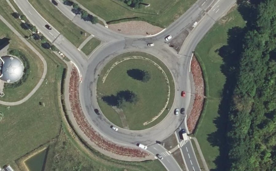 Vue aérienne du Rond-point anonyme n°38156381