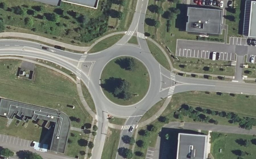 Vue aérienne du Rond-point anonyme n°38156382