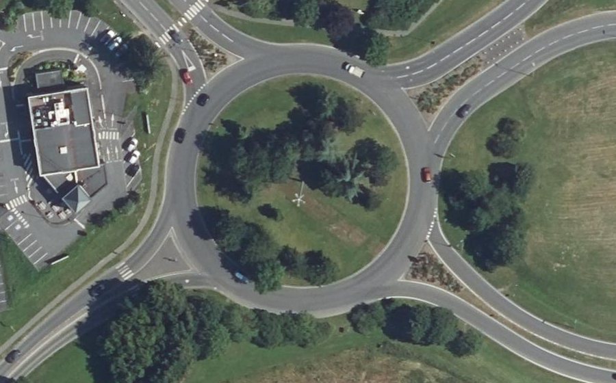 Vue aérienne du Rond-point anonyme n°38156405