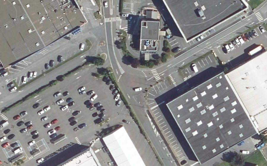 Vue aérienne du Rond-point anonyme n°38156419