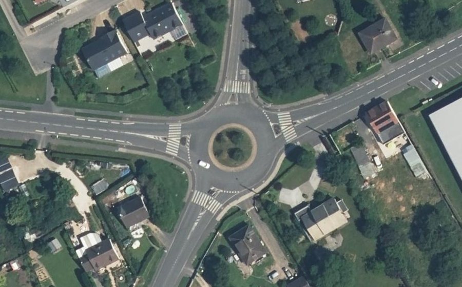 Vue aérienne du Rond-point anonyme n°38157090