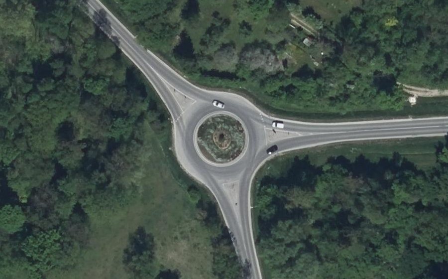 Vue aérienne du Rond-point anonyme n°381579968