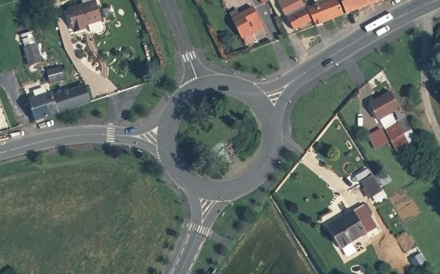 Vue aérienne du Rond-point anonyme n°38158791