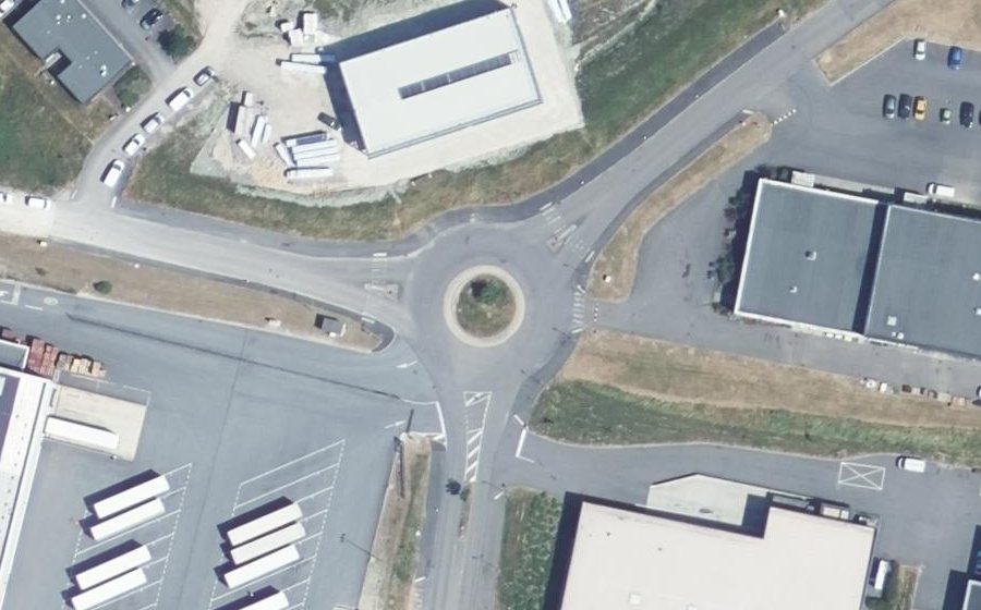 Vue aérienne du Rond-point anonyme n°381589103