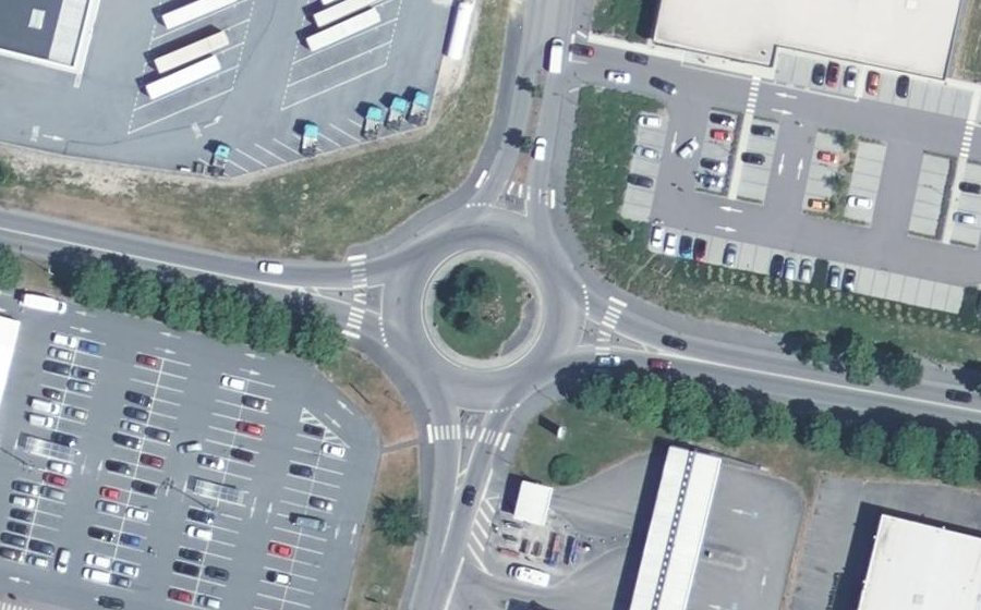 Vue aérienne du Rond-point anonyme n°381589104