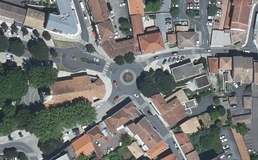 Vue aérienne du Rond-point anonyme n°381736467