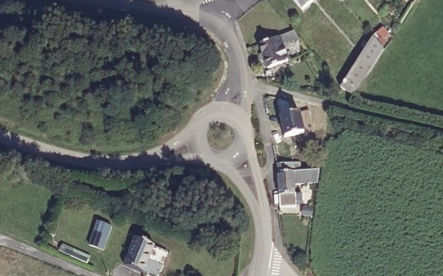 Vue aérienne du Rond-point anonyme n°381746282