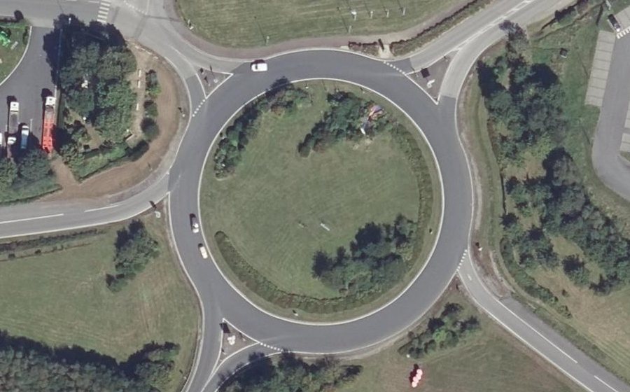 Vue aérienne du Rond-point anonyme n°381749829