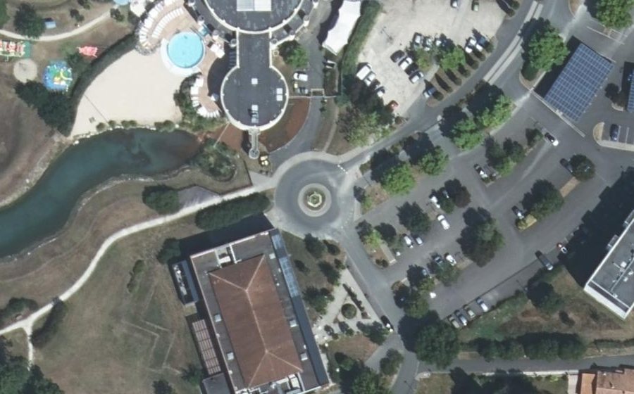 Vue aérienne du Rond-point anonyme n°38178562