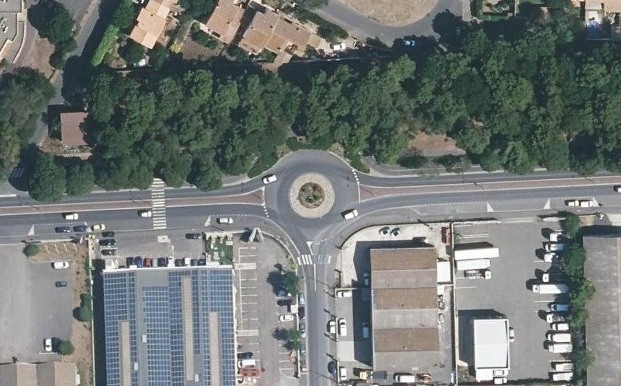 Vue aérienne du Rond-point anonyme n°38190531