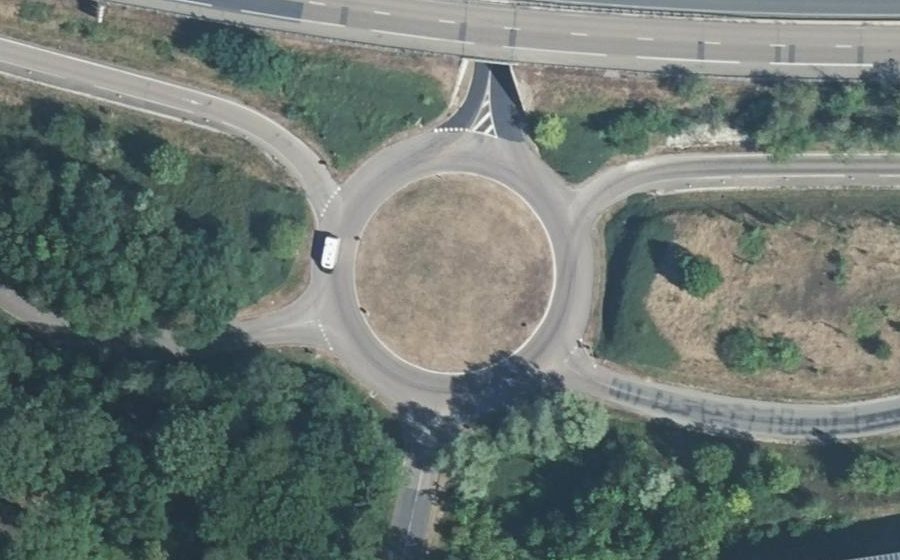 Vue aérienne du Rond-point anonyme n°38196145