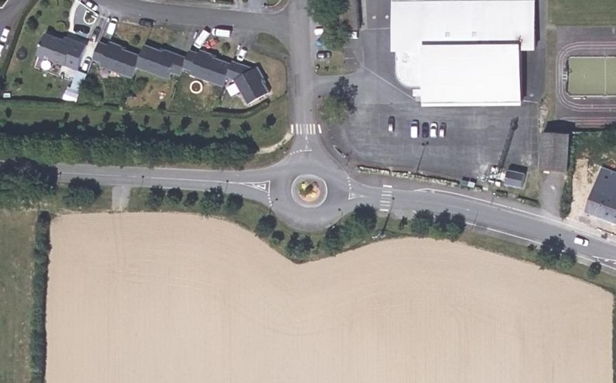 Vue aérienne du Rond-point anonyme n°381995469