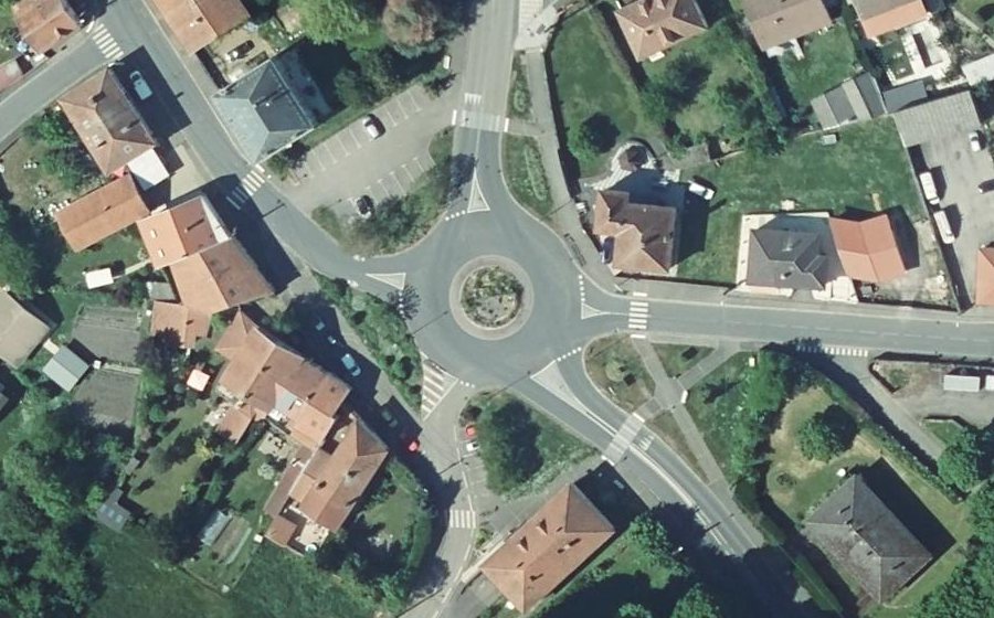 Vue aérienne du Rond-point anonyme n°382065252
