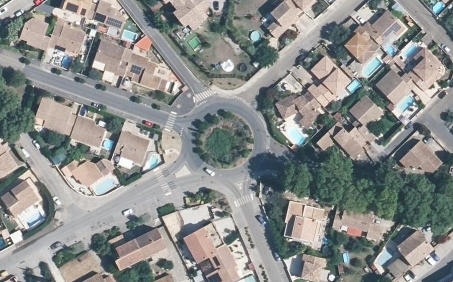 Vue aérienne du Rond-point anonyme n°38207826