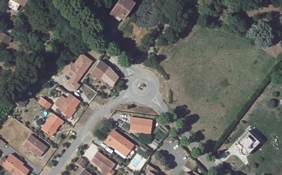 Vue aérienne du Rond-point anonyme n°38208938
