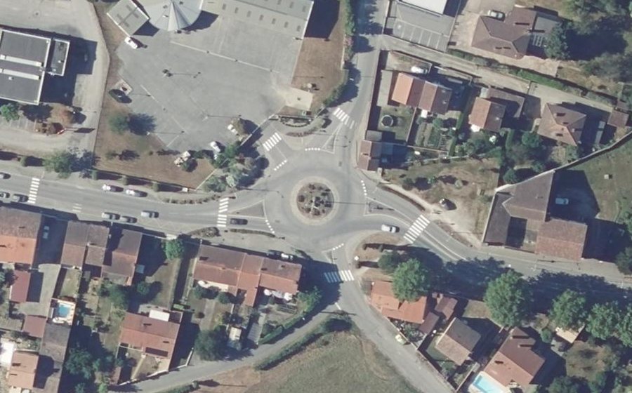 Vue aérienne du Rond-point anonyme n°38208948