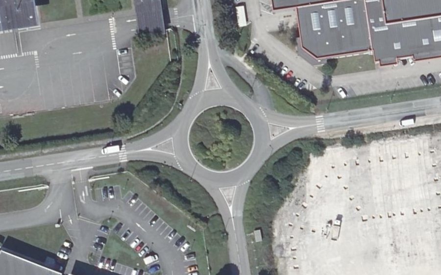 Vue aérienne du Rond-point anonyme n°38211442