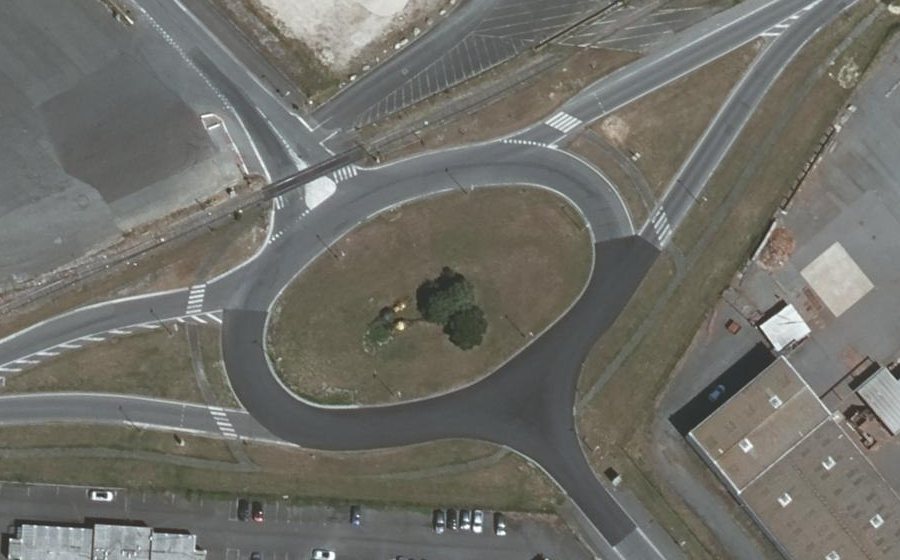 Vue aérienne du Rond-point anonyme n°38216270