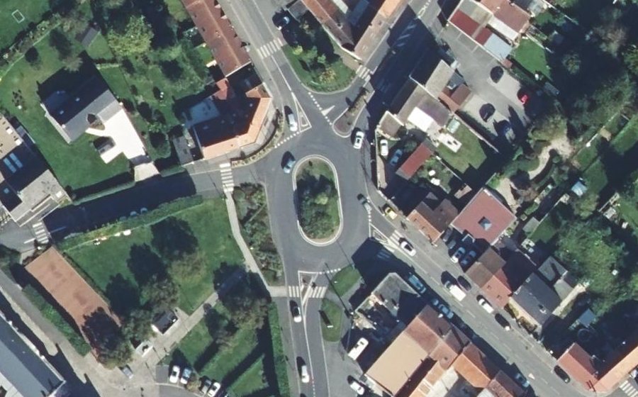 Vue aérienne du Rond-point anonyme n°38232188