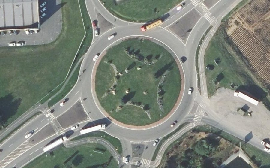 Vue aérienne du Rond-point anonyme n°38233293