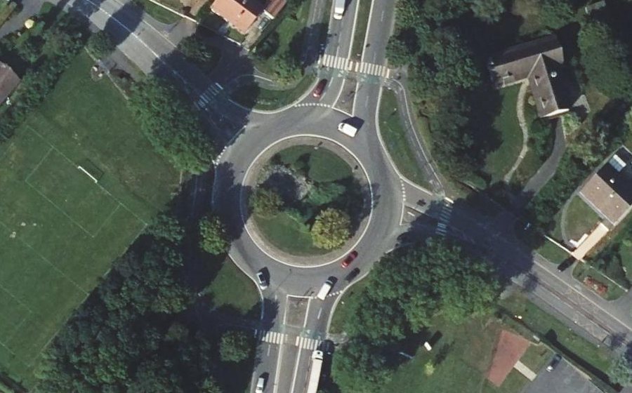 Vue aérienne du Rond-point anonyme n°38233302