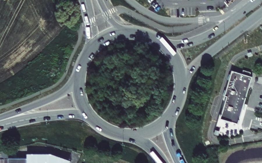Vue aérienne du Rond-point anonyme n°38233625