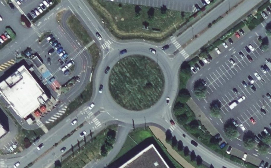 Vue aérienne du Rond-point anonyme n°38233626